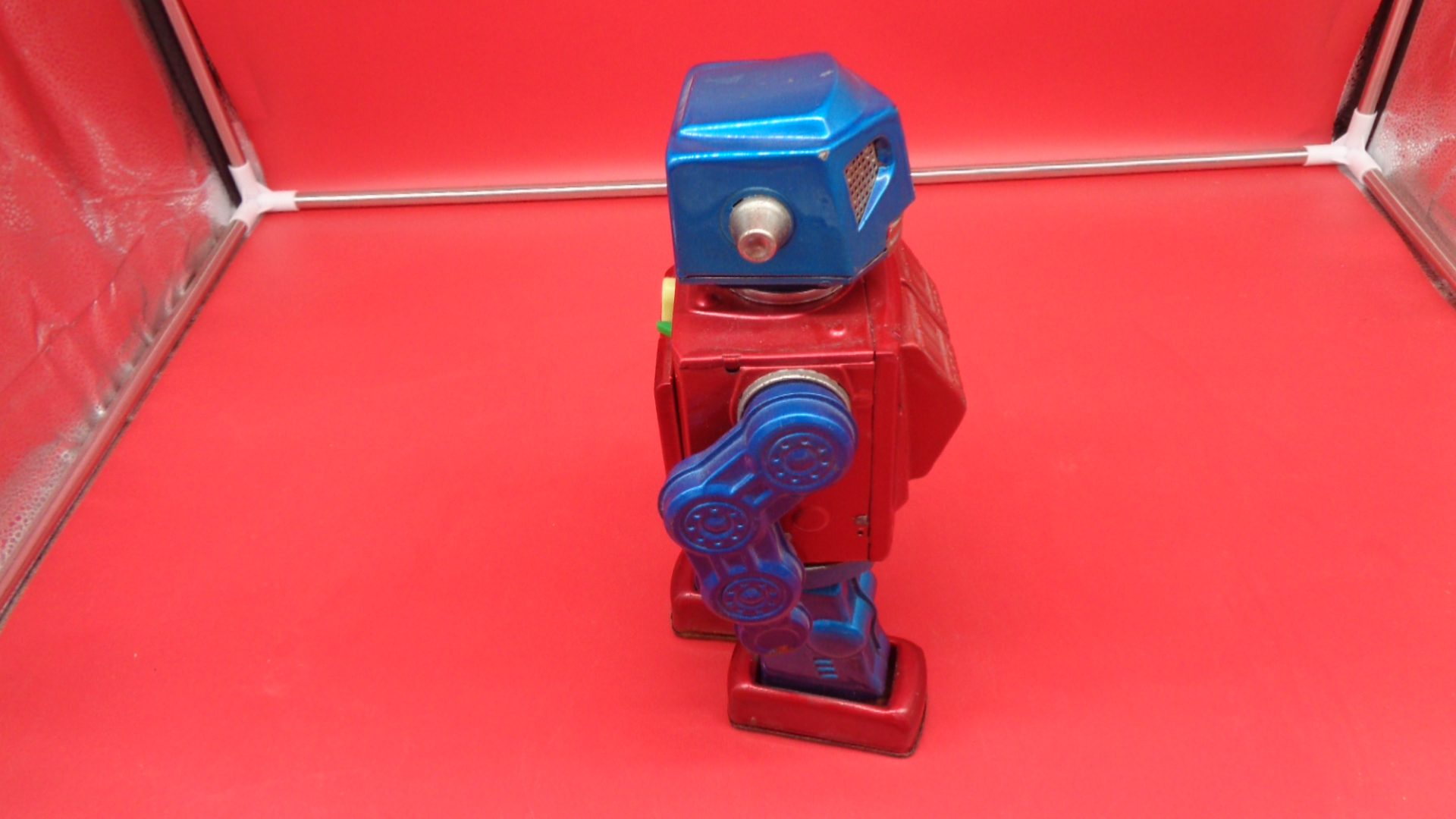 Toy robot (side view, right)